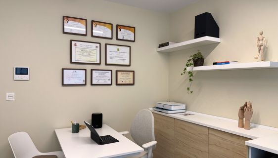 Consulta de Biak Fisioterapia en Rekalde, Bilbao, con los títulos y certificados de Sonia visibles en la pared.