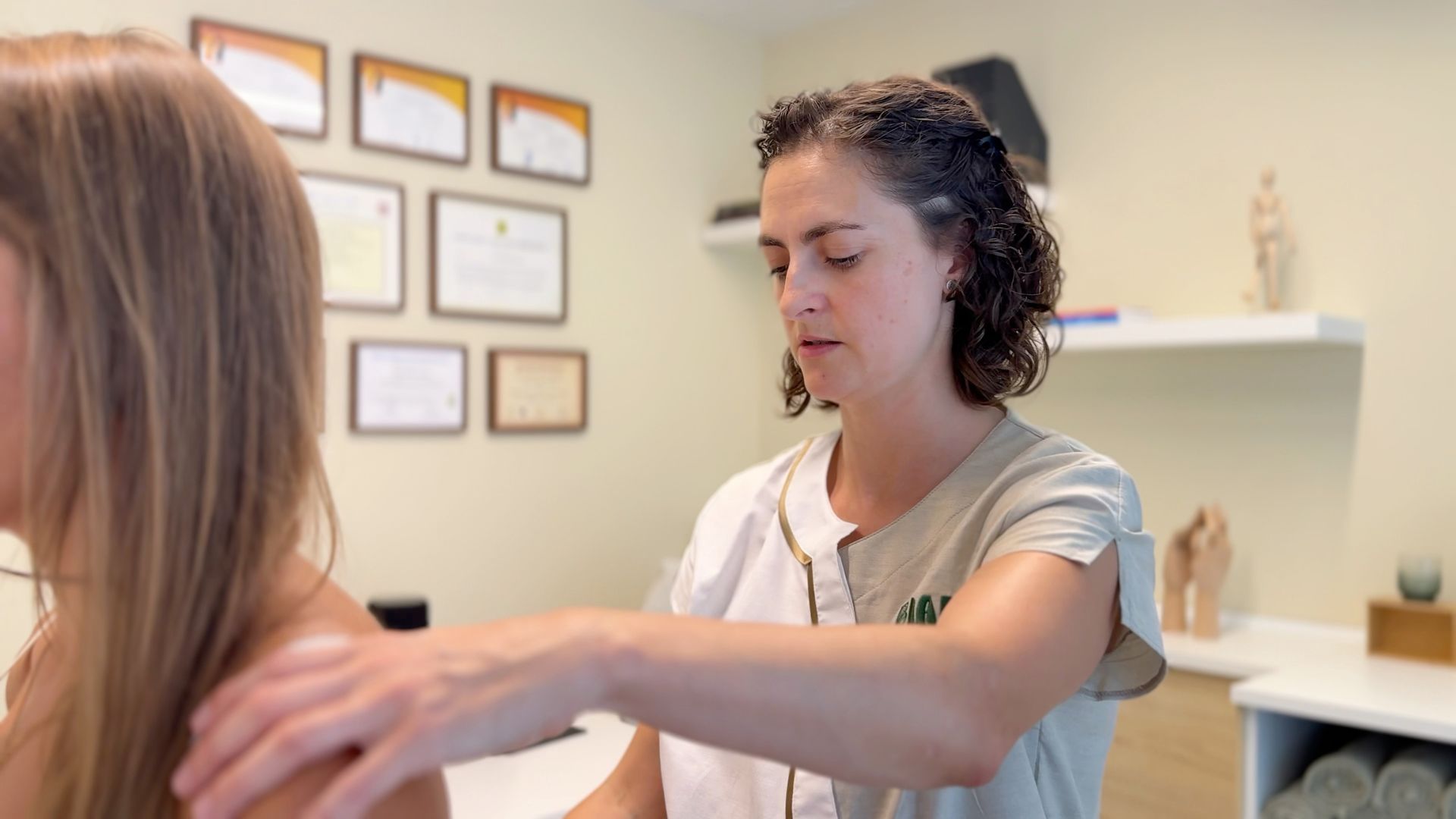 Sonia Molina, fisioterapeuta en Bilbao, realizando una valoración personalizada a una paciente en su consulta de Rekalde