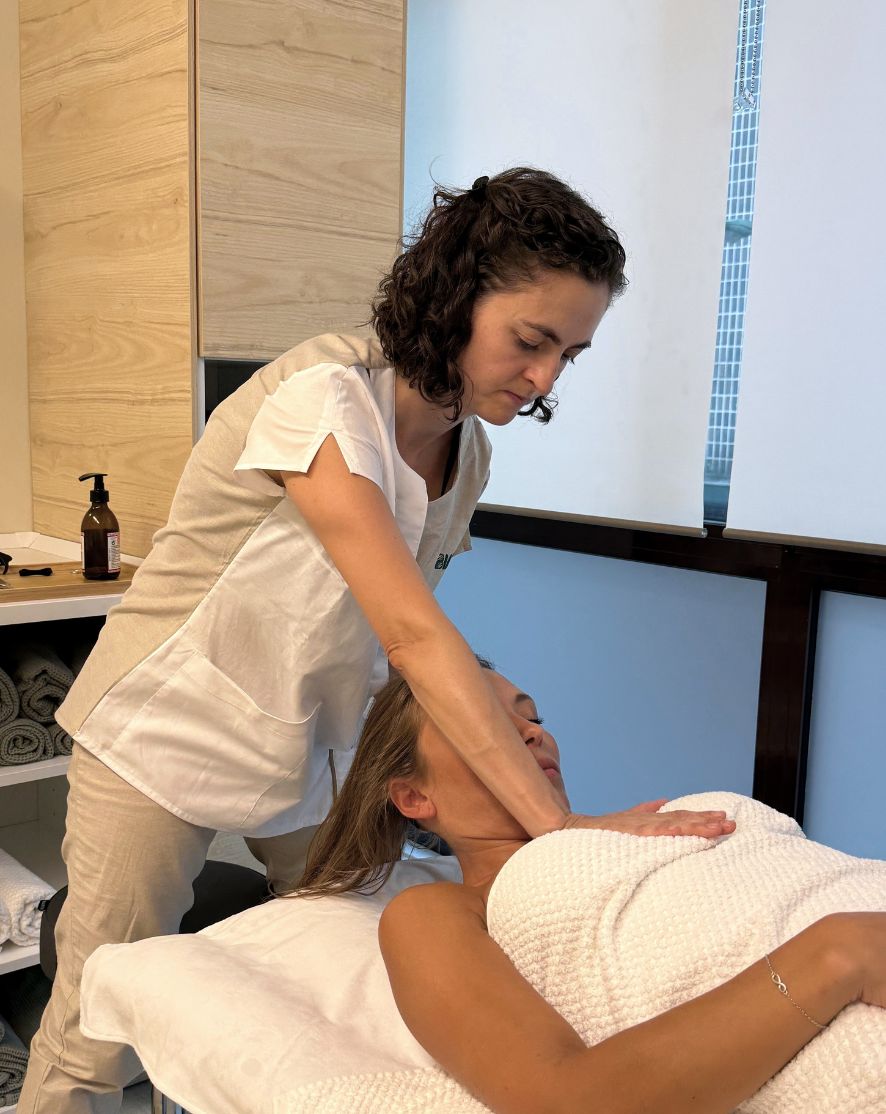 Sonia Molina aplica un tratamiento de osteopatía en Bilbao a una paciente en su consulta Biak, Rekalde