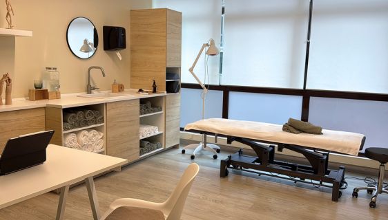 Sala de tratamiento de Biak Fisioterapia en Rekalde, Bilbao, con camilla y espacio limpio sin aparatología