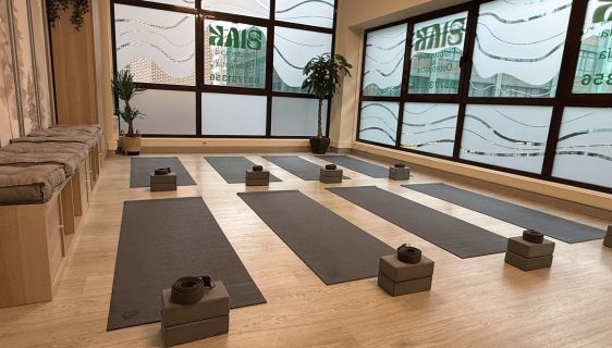 Sala de clases de yoga terapéutico de Biak en Rekalde, Bilbao, con esterillas y material preparado