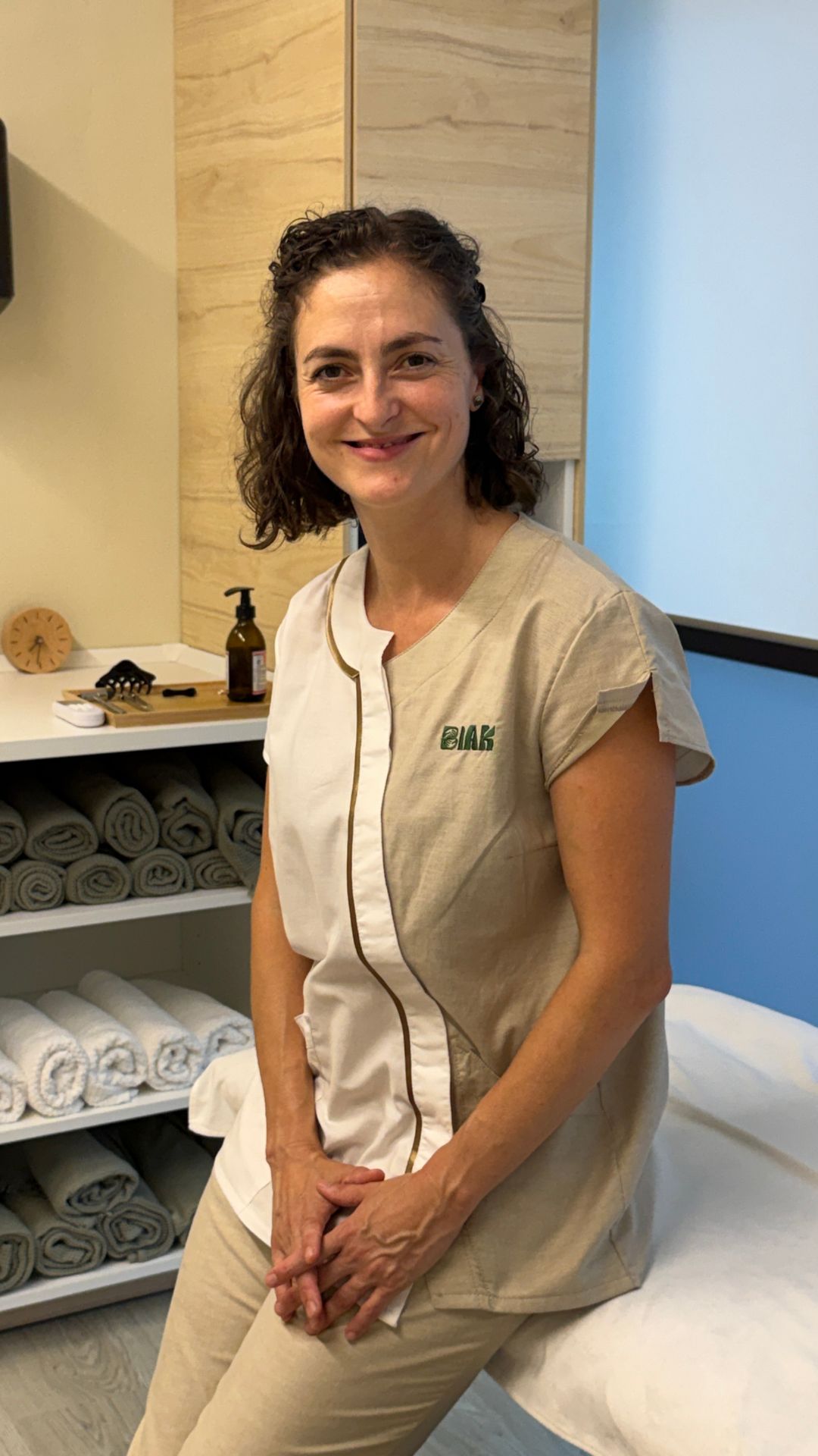 Sonia, fisioterapeuta colegiada en Bilbao, en su consulta Biak de Rekalde